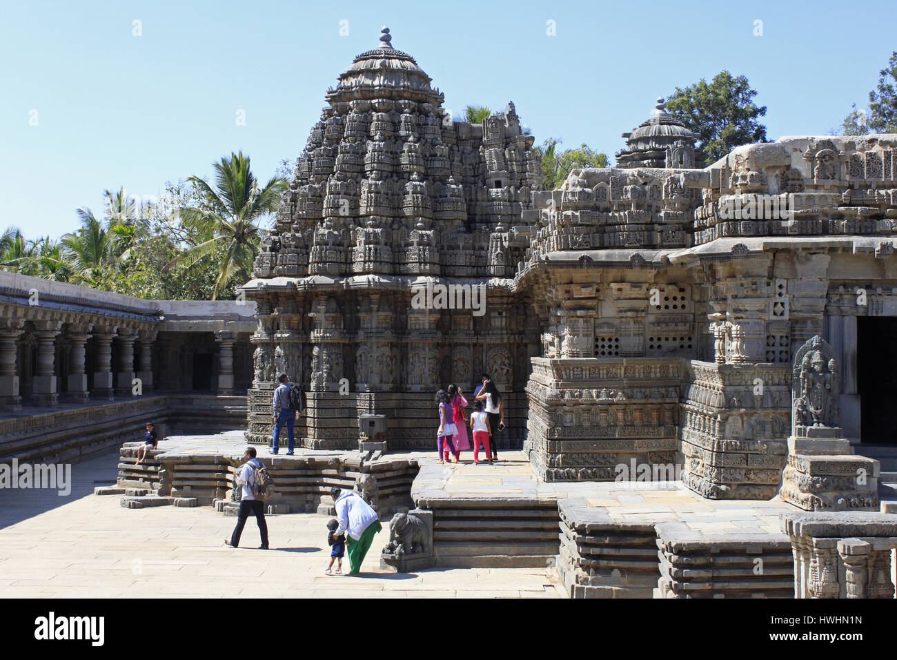 Seitenfassade Ansicht präsentiert stellate Design Türme, verziert, detaillierte Steinmetzarbeiten, Chennakesava Tempel, Hoysala Architektur, Somanathpur, K Stockfoto