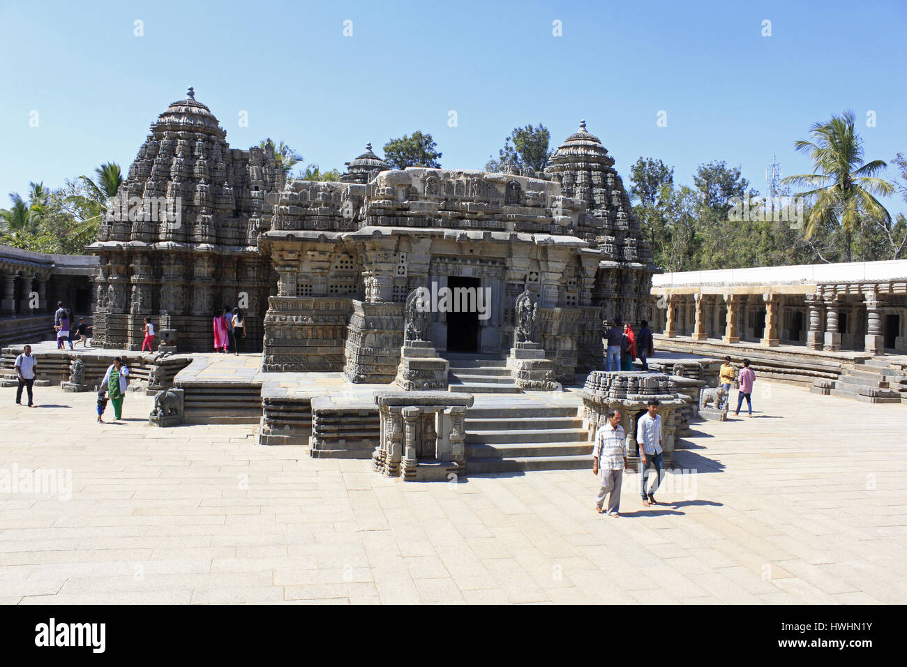 Seitenansicht der Hauptschrein stellate Design-Türme, verziert, Steinmetzarbeiten, Chennakesava Tempel, Hoysala Architektur, Somana detailliert präsentieren Stockfoto