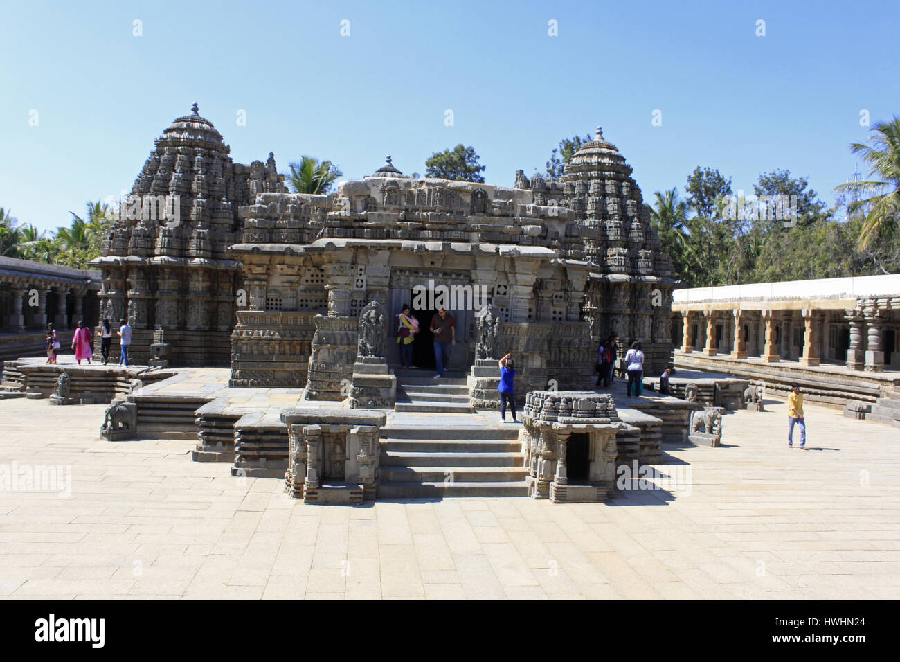 Frontalansicht des Tempels, Ganglion Design-Türme, verziert, Steinmetzarbeiten, Chennakesava Tempel, Hoysala Architektur, Somanath detailliert präsentieren Stockfoto