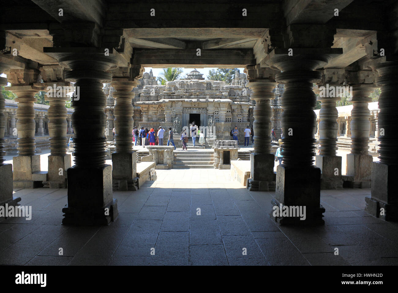 Wandte sich steinerne Säulen im Eingangsbereich mit Blick auf die Tempel Hall und Hauptheiligtum im Chennakesava Bügel, Hoysala Architektur, Somanathpur, Karnataka, Stockfoto