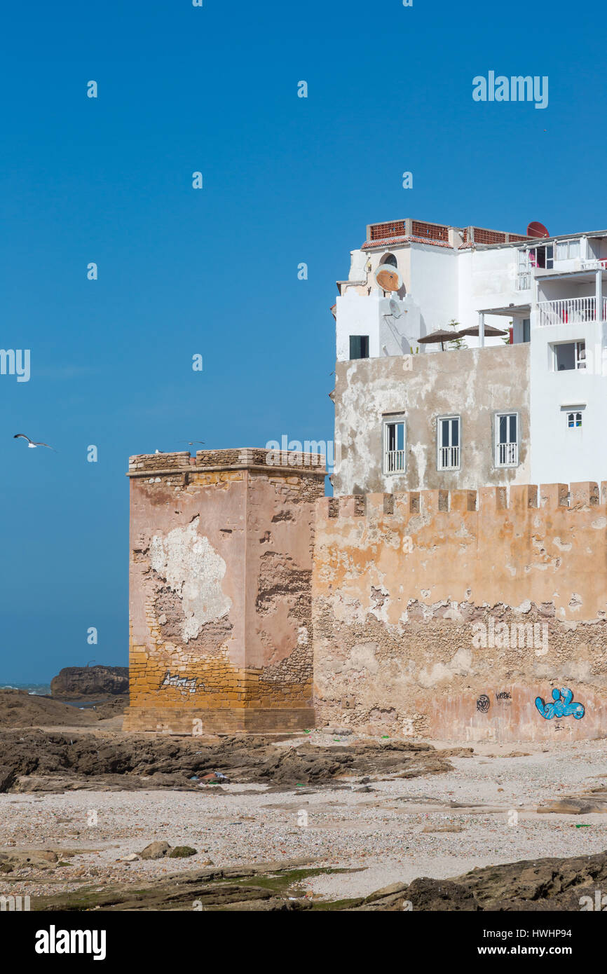 Hafen von Essaouira in Marokko, Blick auf alten Architektur und Stadt Mauer am Ozean. Strahlend blauen Himmel mit Möwen. Vertikale Ausrichtung Stockfoto
