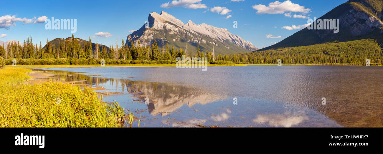 Vermilion Seen und Mount Rundle in Banff Nationalpark, Kanada. Stockfoto