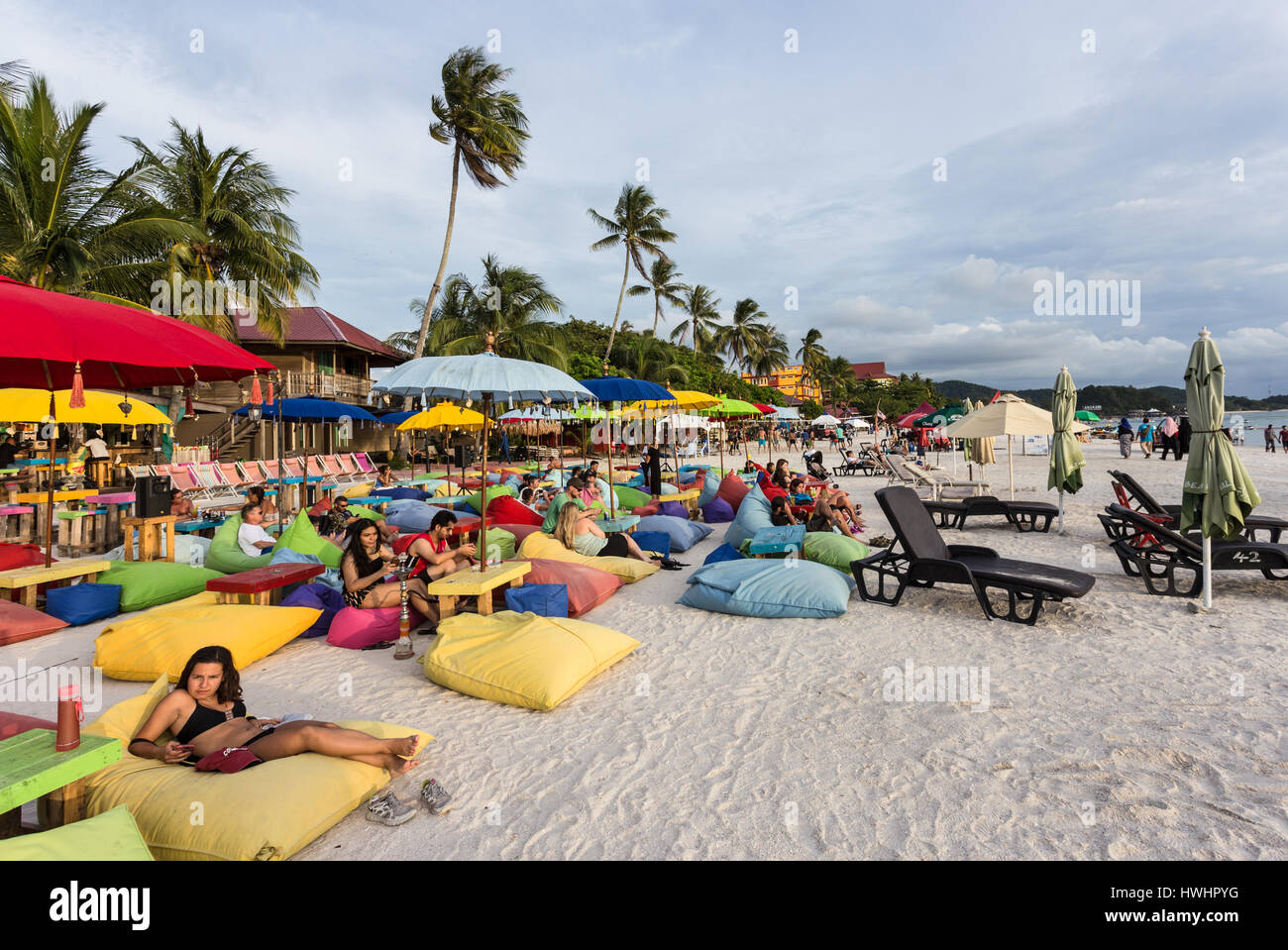 LANGKAWI, MALAYSIA - 21. Januar 2015: Touristen genießen Sie einen Drink in einer Strandbar entlang Pantai Cenang Beach auf der Insel Langkawi auf der Andamanensee in Ma Stockfoto