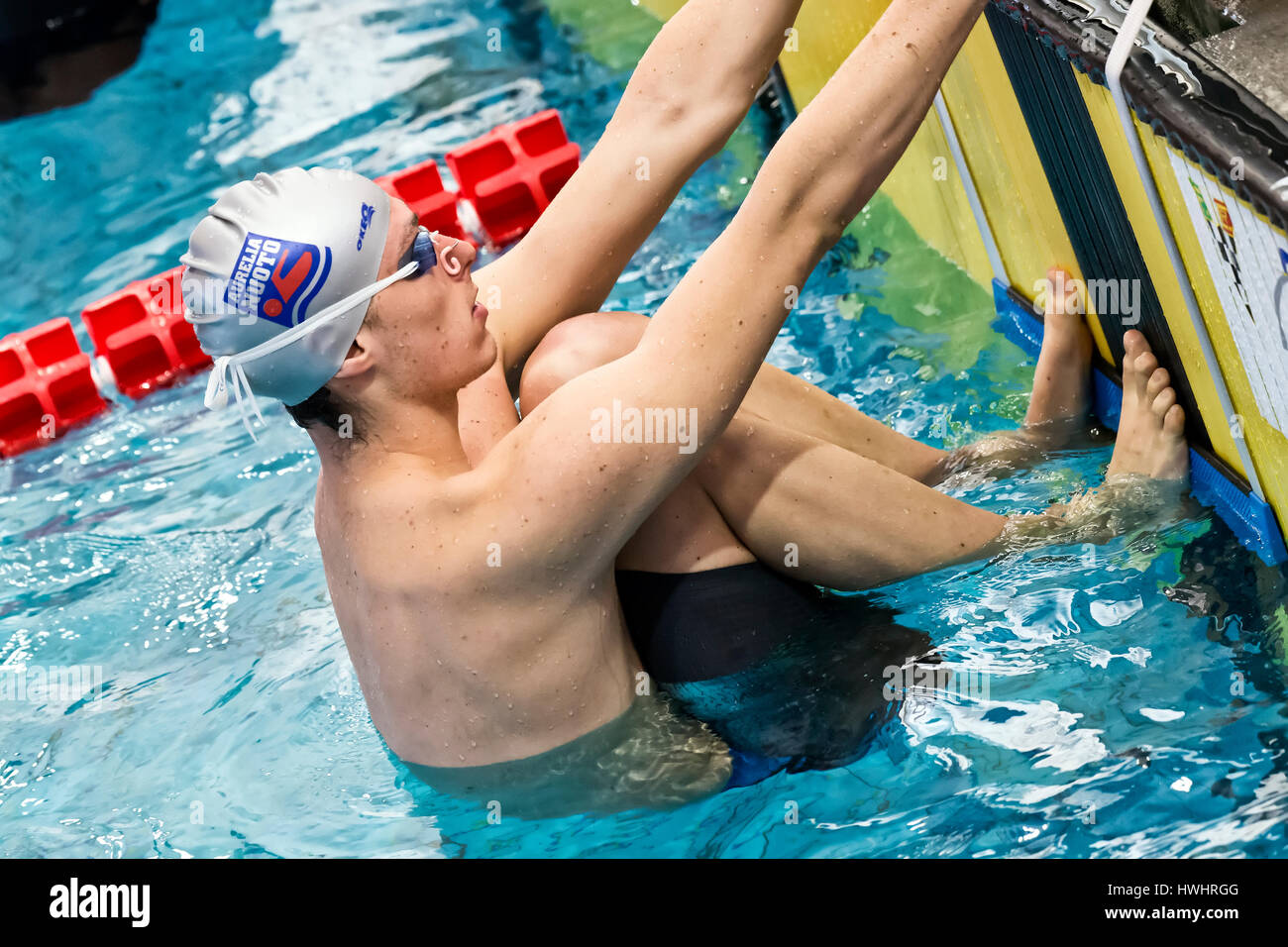 Mailand, Italien - 10. März 2017: Männliche Schwimmer am Start blockieren während 7. Trofeo Citta di Milano schwimmen Wettbewerb. Stockfoto