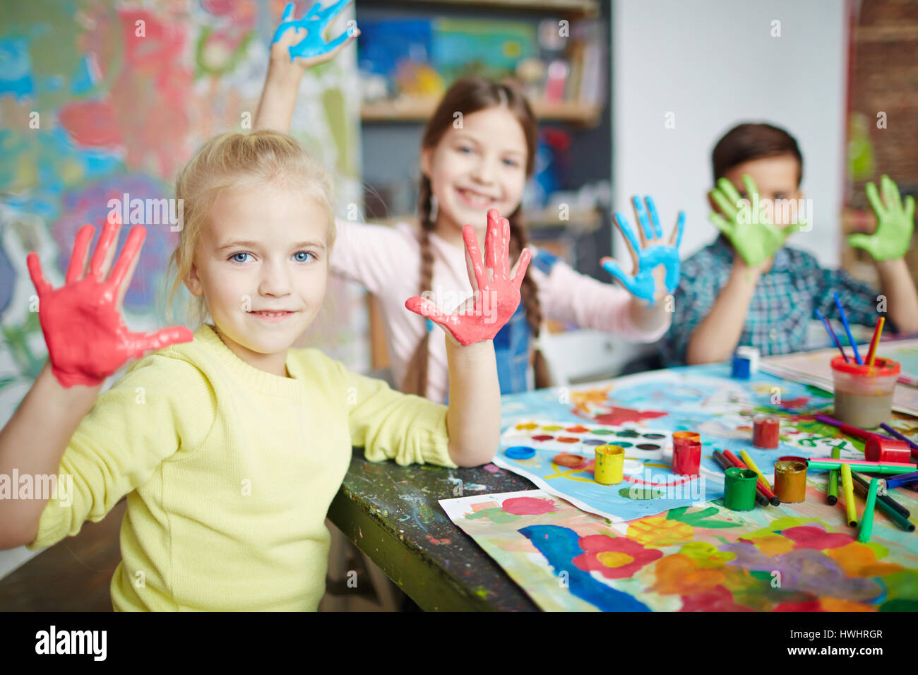 Kinder Spaß mit Farbe auf ihre Handflächen Stockfoto