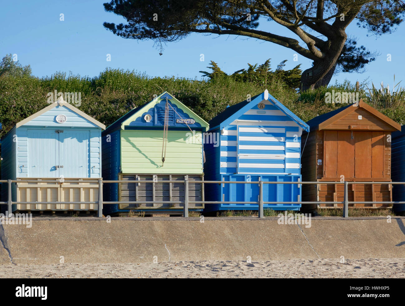 Strandhütten an Brüder Klippe, Christchurch, Dorset, Großbritannien Stockfoto