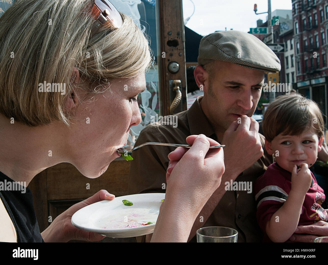 Eine Familie essen gehen in der East Village von Manhattan, New York City. Stockfoto