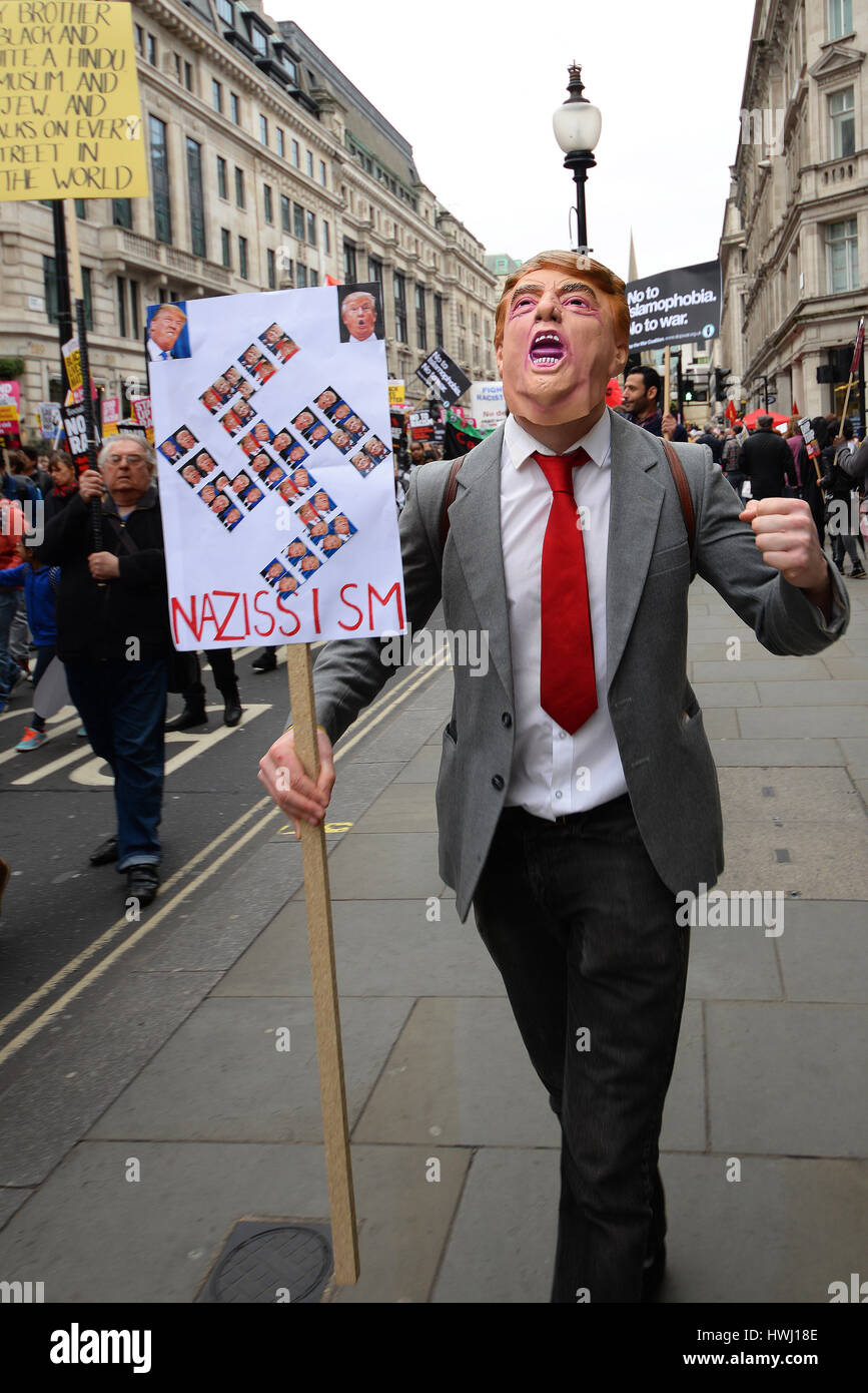 Nazi-Trump. Eine Demonstration fand am Anti-Rassismus-Tag der Vereinten Nationen am Portland Place in London statt. Person mit Donald Trump-Maske Stockfoto