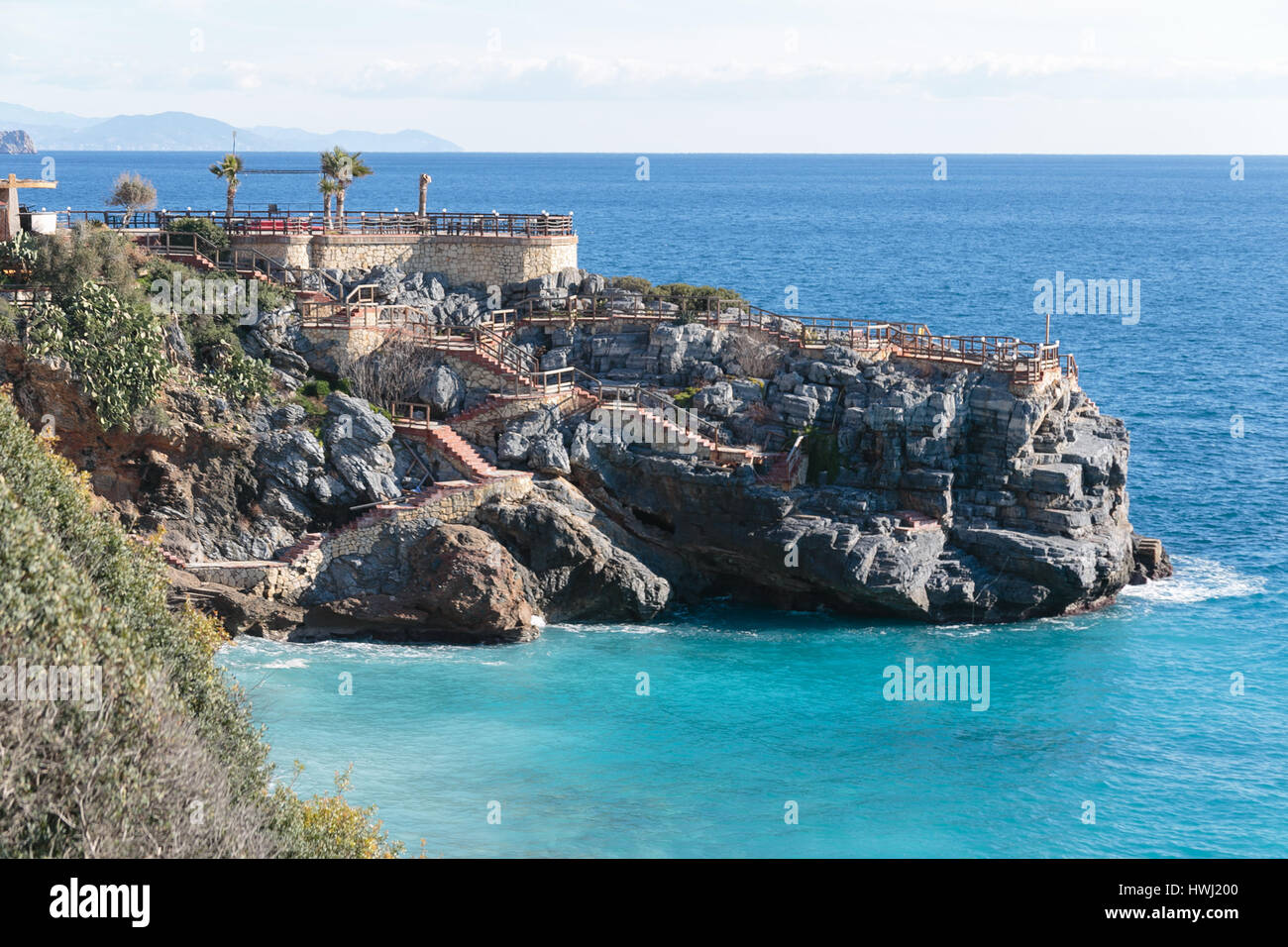 Seelandschaft mit Café befindet sich auf Felsen am sonnigen Tag in Alanya Stockfoto