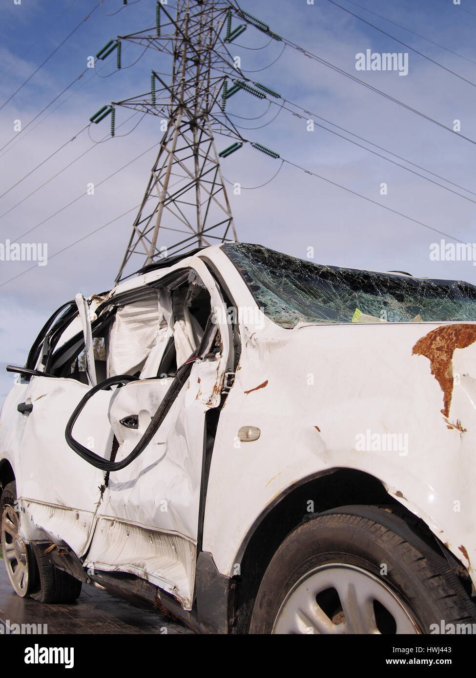 Stark beschädigtes Auto nach einem Absturz in der Nähe einer Hochspannung Strommast, Australien 2016 Stockfoto