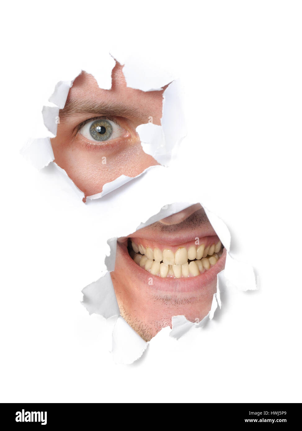 Gruselige Mann durch ein Loch im Papier Stockfoto