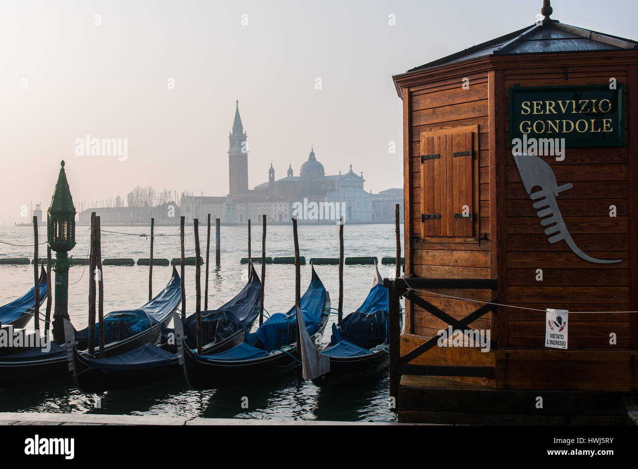 Neben einem Pier "Gondel Service" mit Insel San Giorgio im Hintergrund in Venedig Gondeln. Stockfoto
