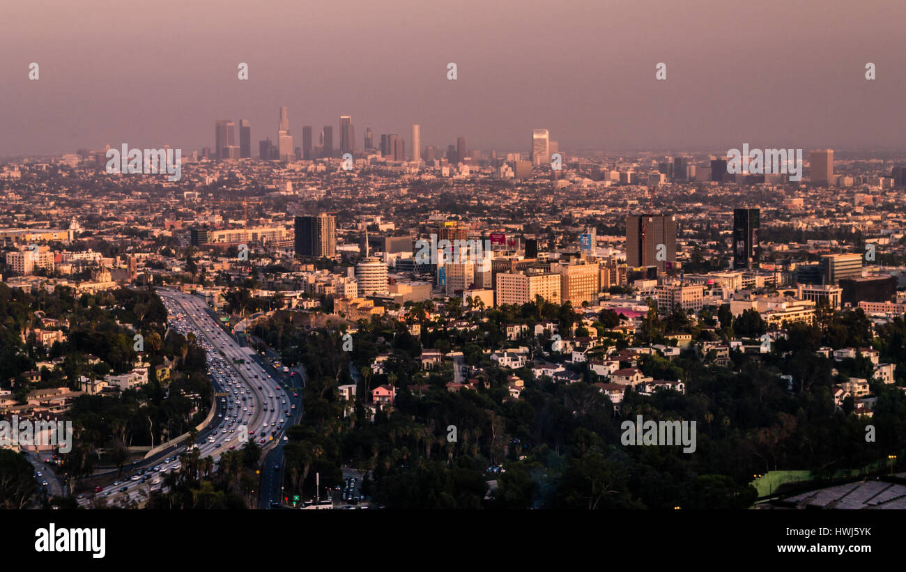 Hollywood und Downtown Los Angeles gesehen von Hollywood Bowl overlook, Mulholland Drive, Los Angeles, Kalifornien. Stockfoto