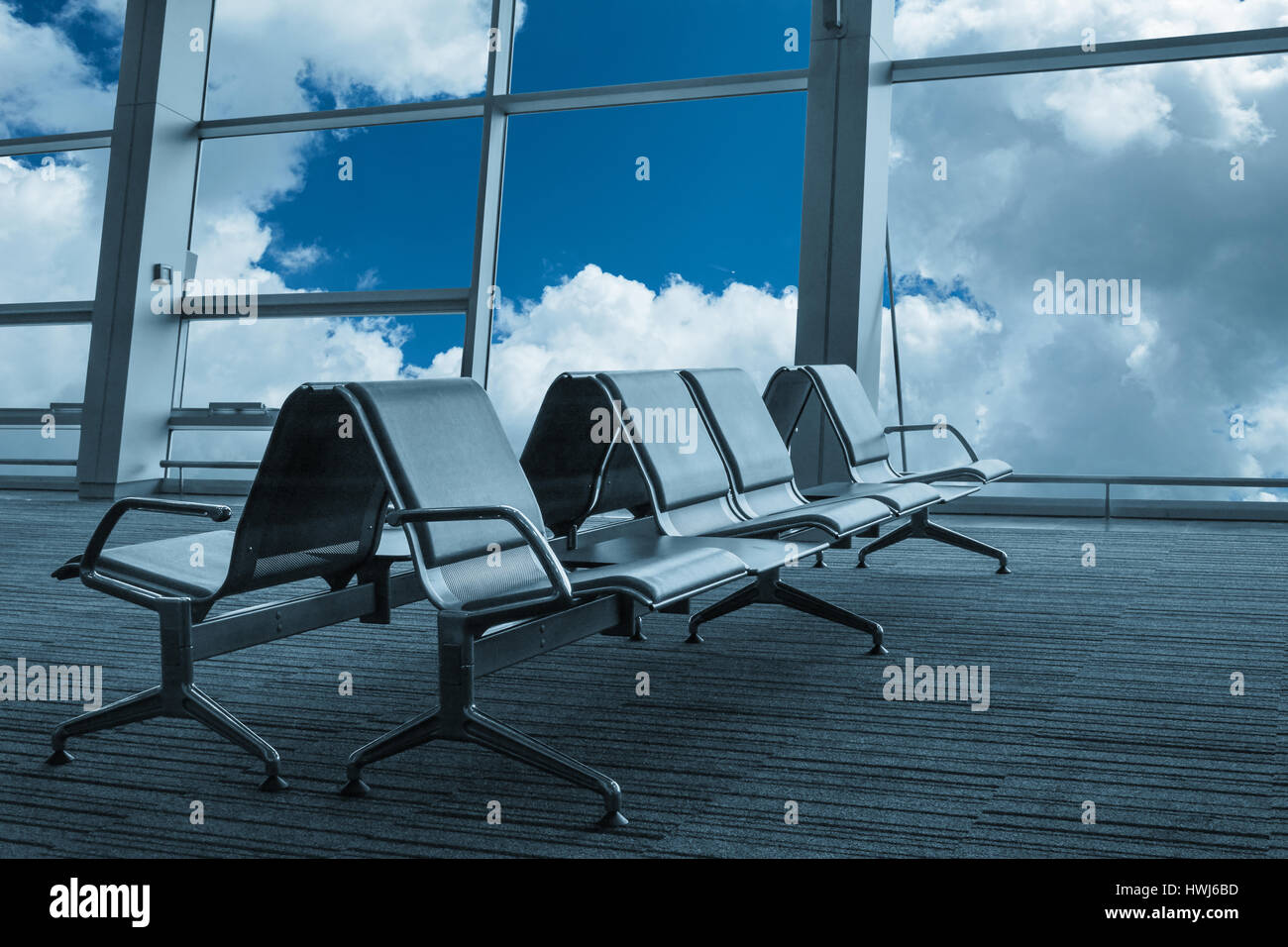 Sitze, Blick vom Flughafenhalle. Stockfoto