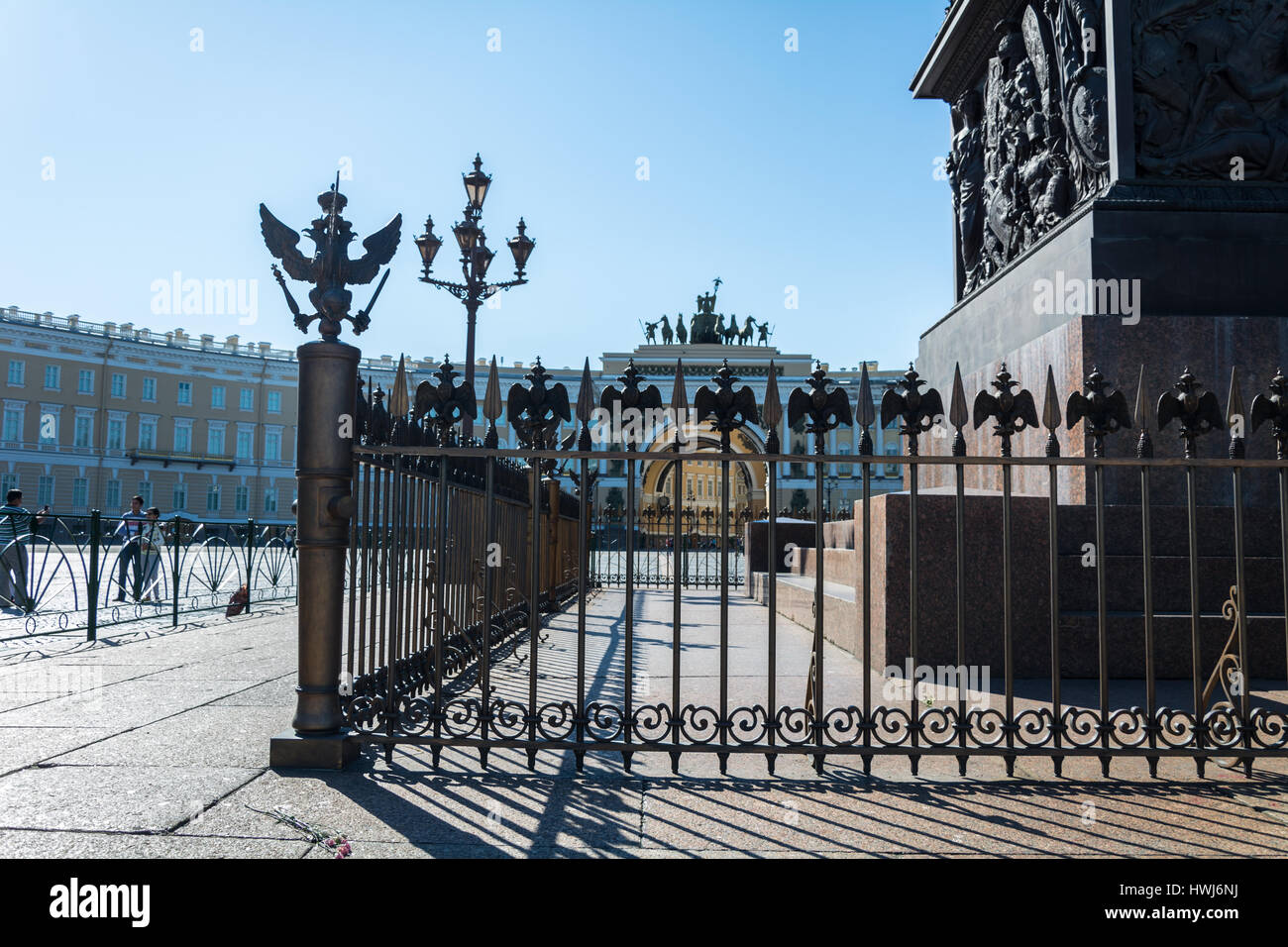 ST. PETERSBURG, Russland - 10. Juli 2016: Dreiköpfigen Adler, Architektur-Element Zaun der Alexandersäule. Sankt Petersburg, Russland. Stockfoto