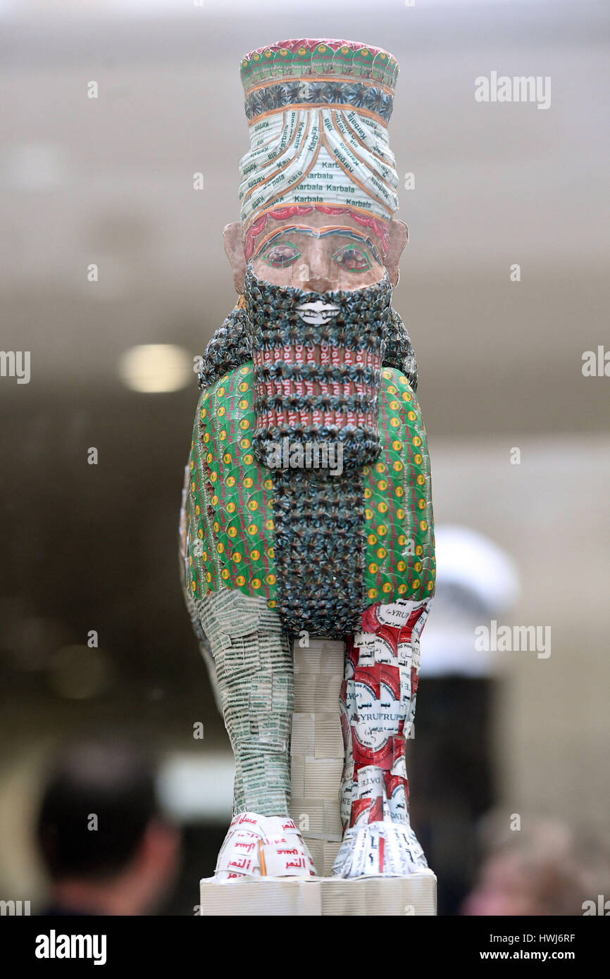 Michael Rakowitzs Design, der unsichtbare Feind sollte nicht vorhanden sein, einer der beiden Kommissionen für Trafalgar Square Fourth Plinth in der National Gallery im Zentrum von London. Stockfoto