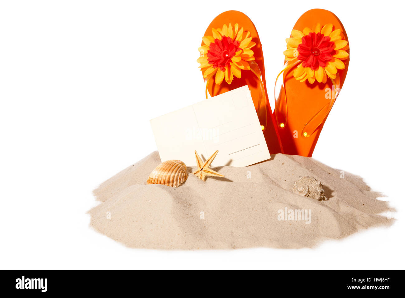 Postkarte mit Flip-flops am Sonnenstrand. Strandzubehör isoliert auf weißem Hintergrund Stockfoto