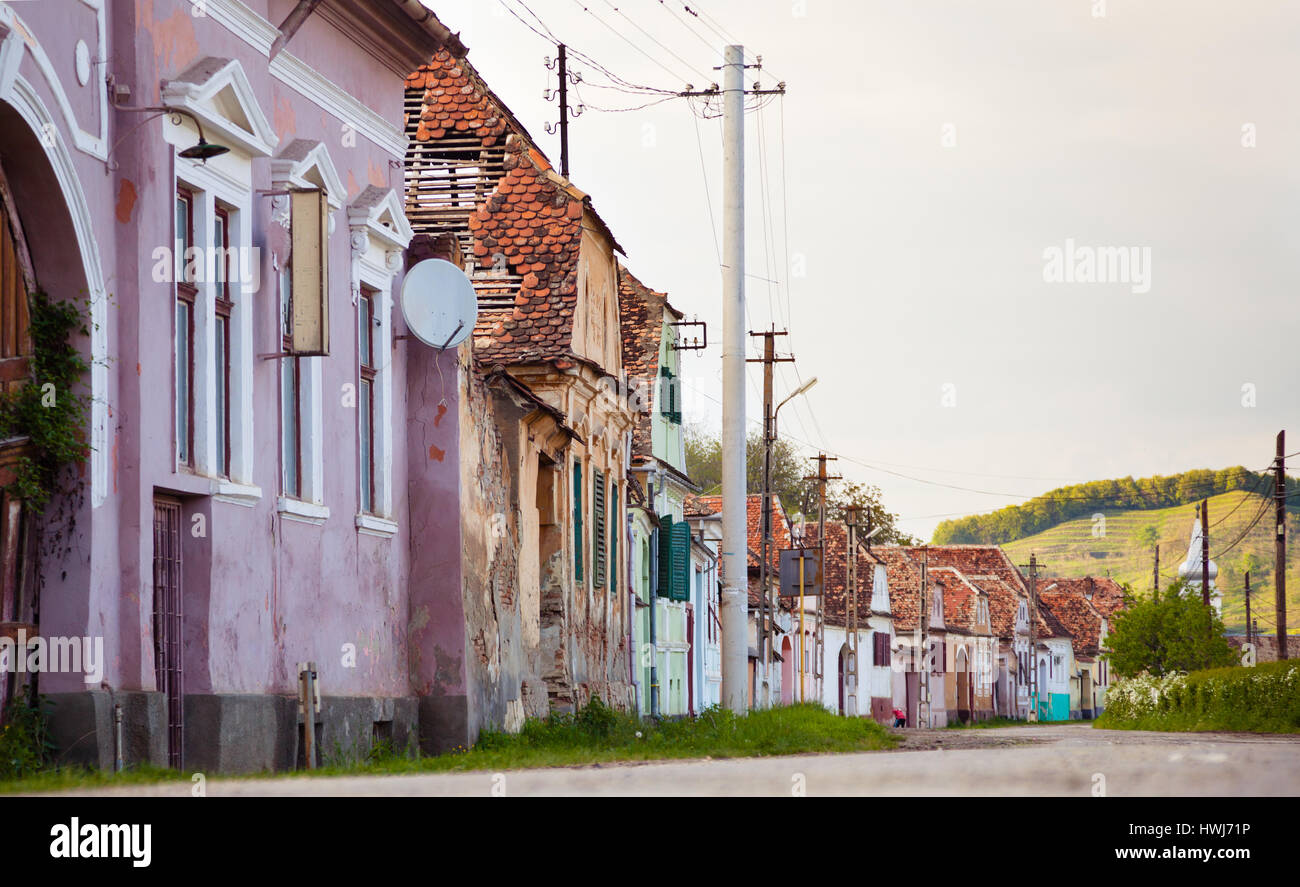 Streetview von mittelalterlichen sächsischen Dorf in Rumänien. In Transylvania Region. Kreuz verarbeitet Stockfoto