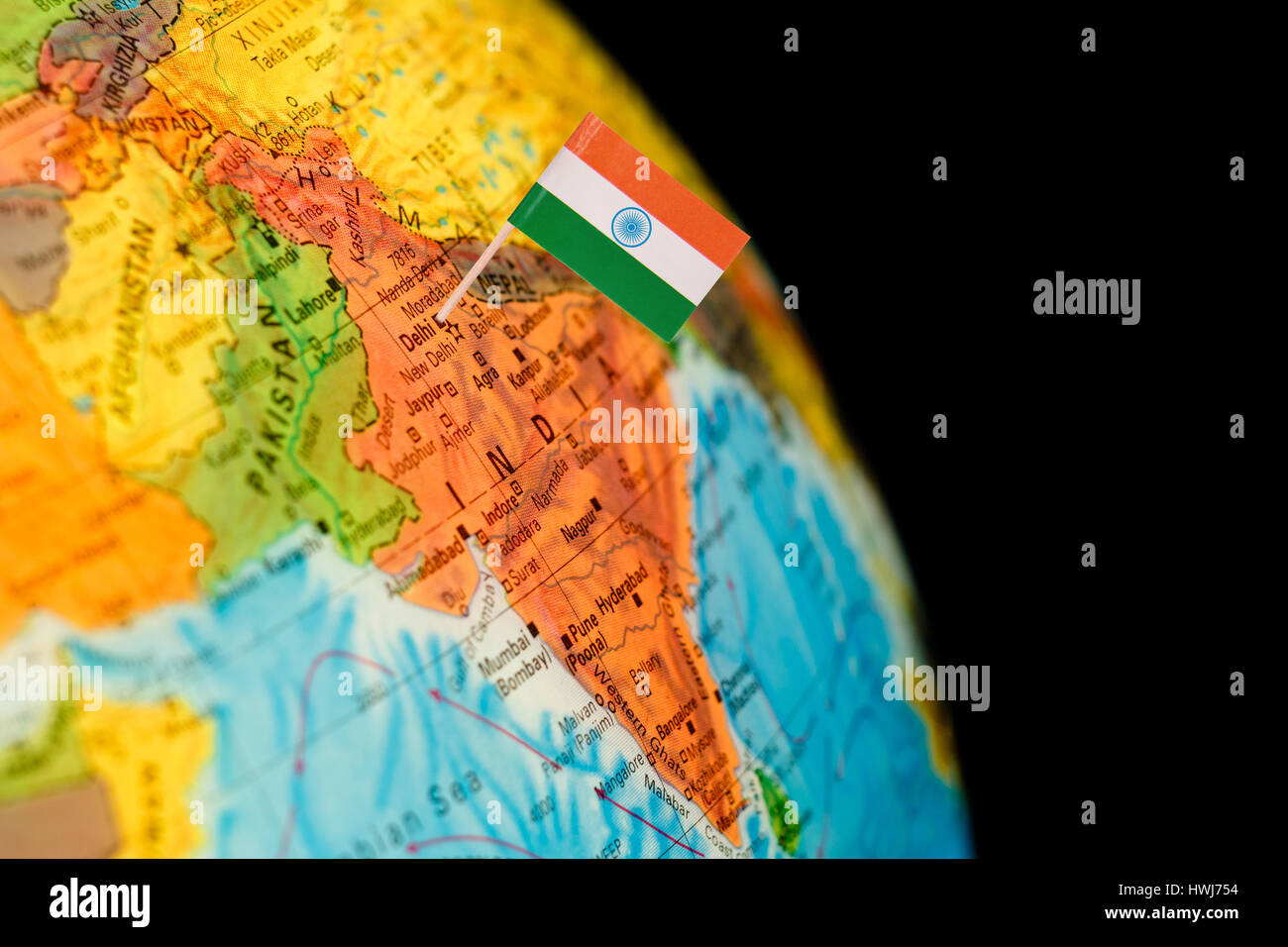 Karte mit Miniatur-Flagge der India.Selective Schwerpunkt der indischen Flagge. Hintergrundbeleuchtung Beleuchtung Stockfoto