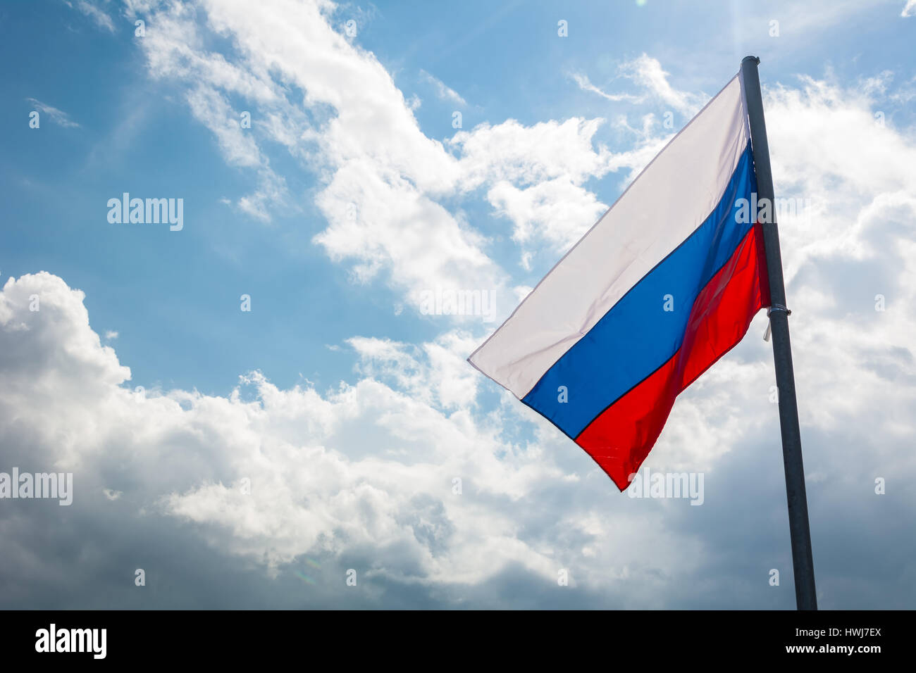 Russische Flagge auf dem Hintergrund der schönen Himmel Stockfoto