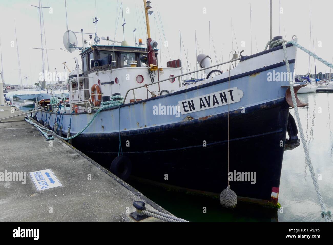 Lorient, Frankreich - 22. Juni 2016:Vintage Schlepper in der Marina festgemacht an einem bewölkten Tag Stockfoto