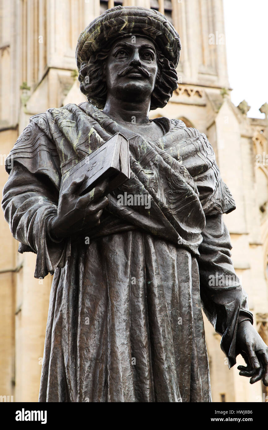 Zustand des Rajah Rammohun Roy (Raja Ram Mohan Roy) außerhalb der Kathedrale von Bristol, England. Roy war ein Denker und Bengali. Stockfoto