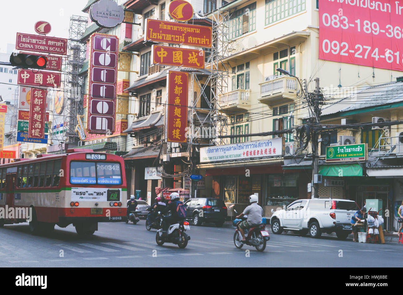 Bangkok, Thailand - 18. Februar 2017: Straßen des Stadtteils geschäftige Chinatown in Bangkok am frühen Abend, Thailand gelten Stockfoto