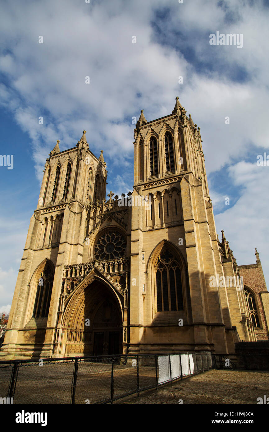 Der Neo-gotischen Fassade des Doms in Bristol, England. Der Dom Ort der Anbetung seit dem Mittelalter. Stockfoto