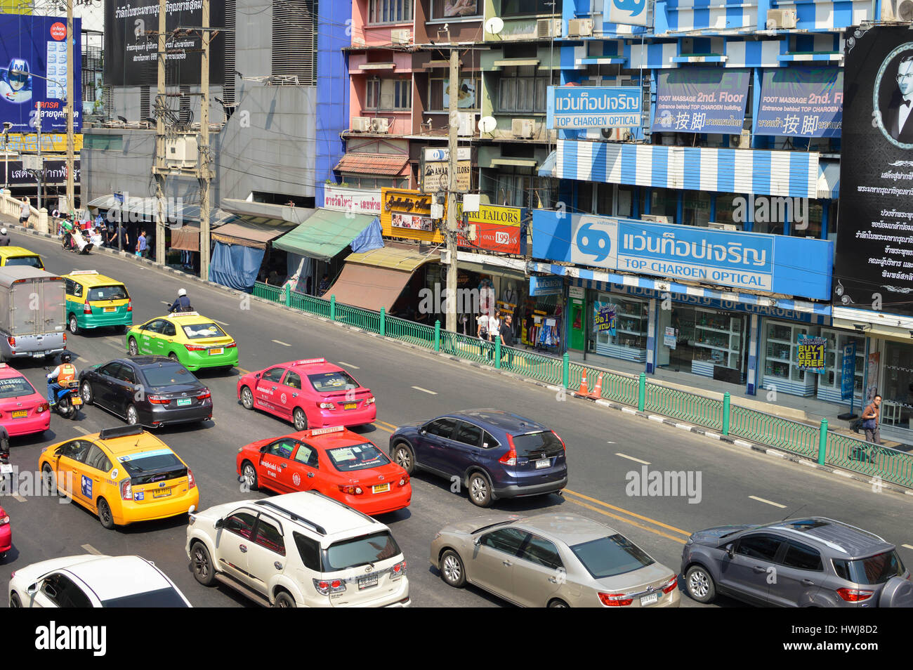 Bangkok, Thailand - 20. Februar 2017: Bunte Taxi Autos warten im Verkehr im Geschäftsviertel von Bangkok, Thailand, in der Nähe von Einkaufszentrum Central World. Stockfoto