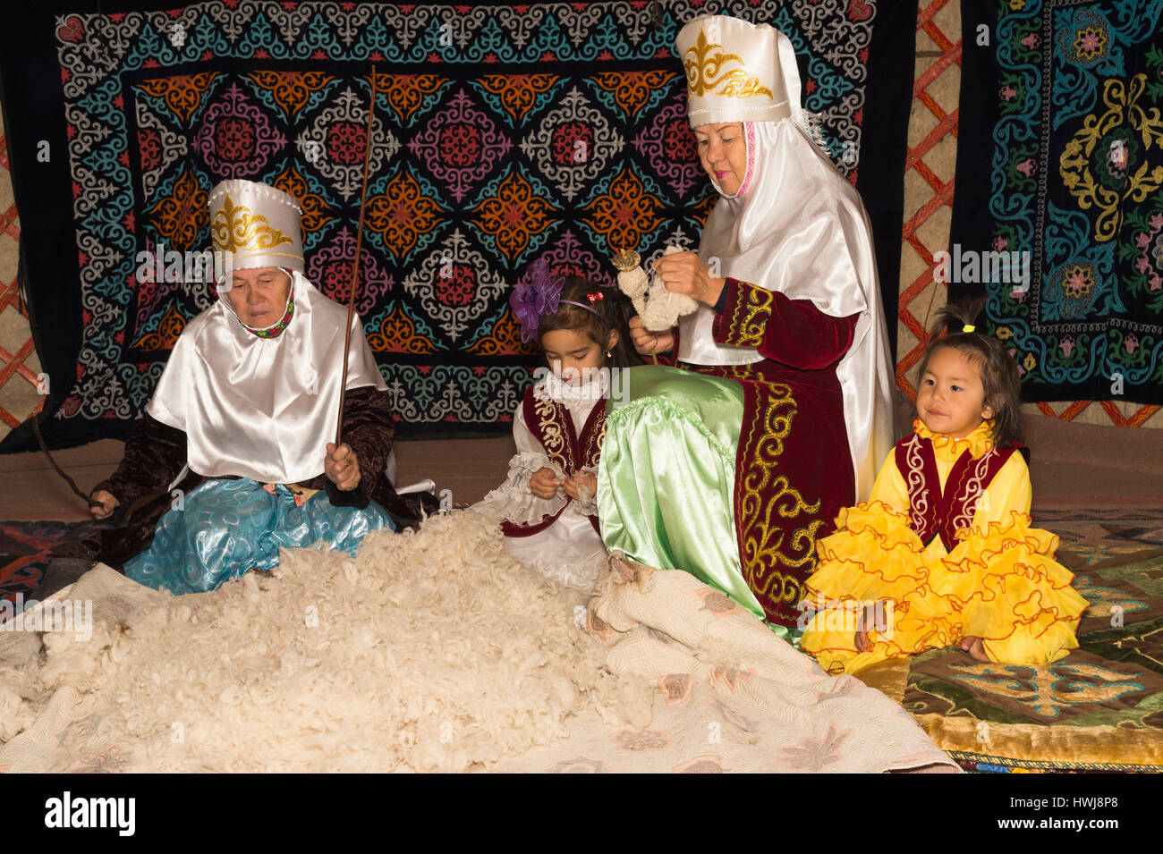 Kasachische Frauen schlagen und Spinnen der Wolle, kasachischen ethnographische Dorf Aul Gunny, Talgar City, Almaty, Kasachstan, Zentralasien, Asien, Redaktion verwenden ausschließlich Stockfoto