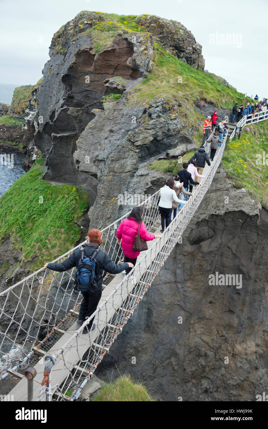 Hängende Brücke, Carrick-a-Rede Rope Bridge, Insel Carrick-a-Rede, County Antrim, Nordirland, Vereinigtes Königreich Stockfoto