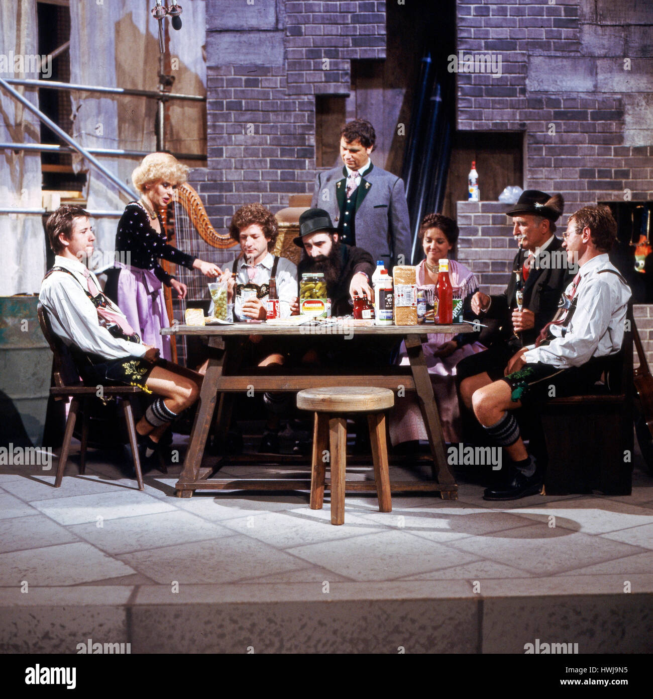 Deutscher Kabarettist, Autor und Wis Gerhard Polt zusammen mit Biermösl Blosn, Gloria von stockar und Gisela Schneeberger in der Produktion "Heimatabend", Deutschland 1984, Regie: Christian Müller Stockfoto