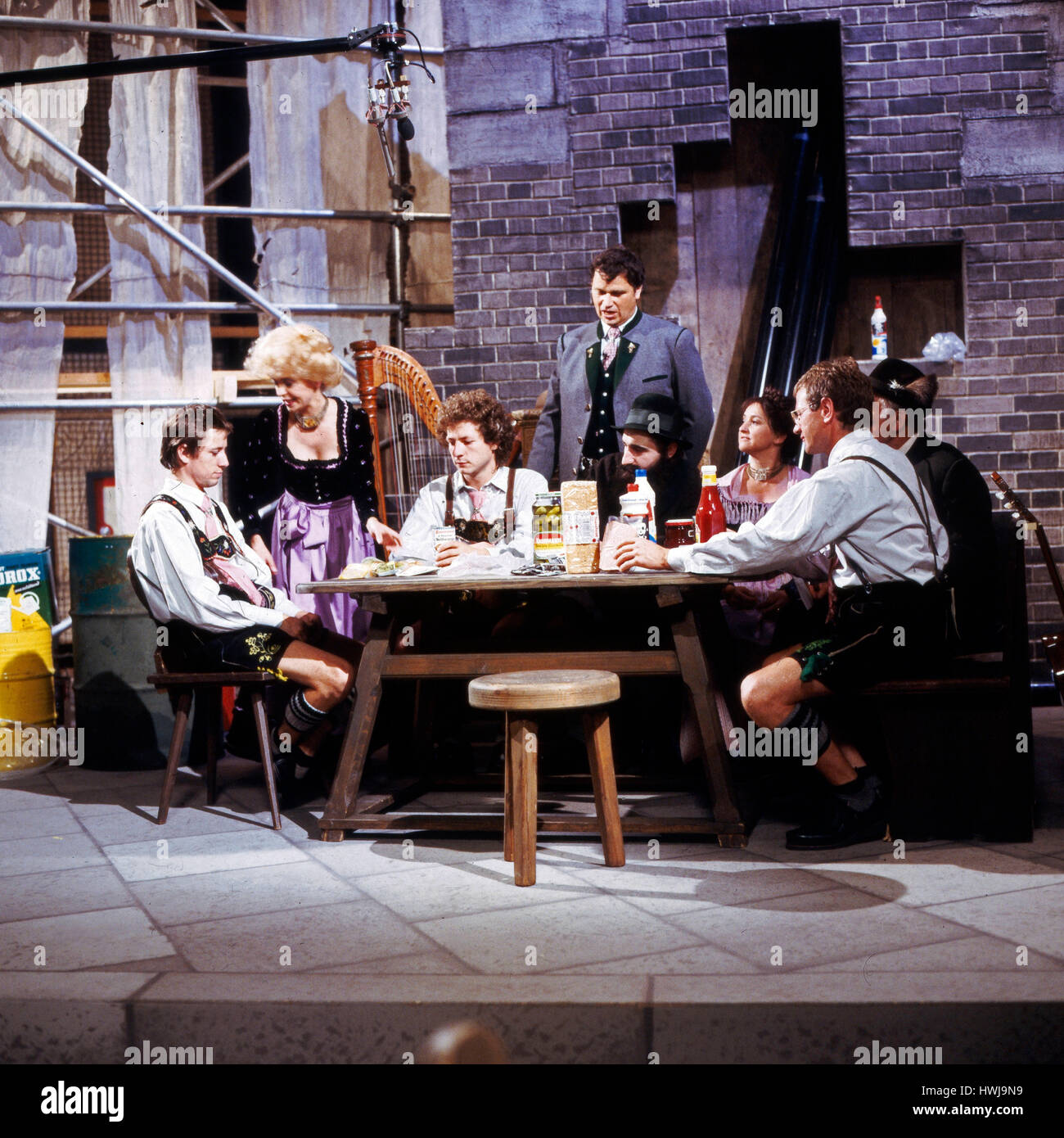 Deutscher Kabarettist, Autor und Wis Gerhard Polt zusammen mit Biermösl Blosn, Gloria von stockar und Gisela Schneeberger in der Produktion "Heimatabend", Deutschland 1984, Regie: Christian Müller Stockfoto