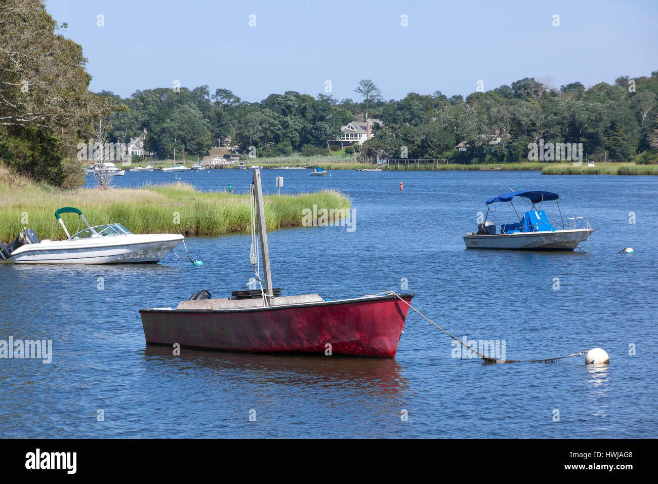 Kleine Boote vertäut im Meeting House Teich, East Orleans, Massachusetts. Stockfoto