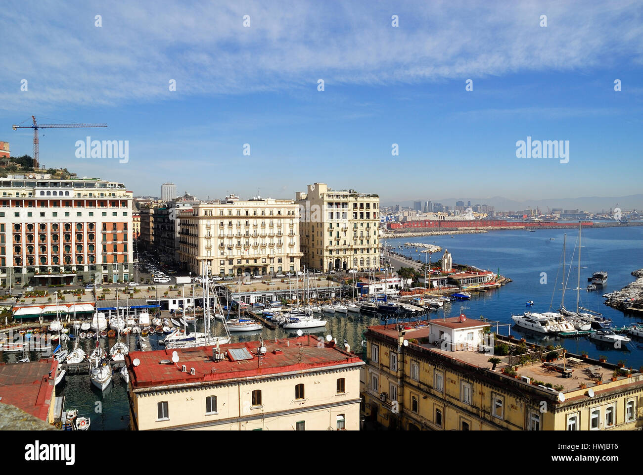 Neapel, Italien. Blick vom Castel Dell' Ovo Wälle auf die kleinen und charakteristischen Hafen Borgo Marinari und der grand Hotels von über Partenope. Im Hintergrund der große Hafen von Neapel. Stockfoto