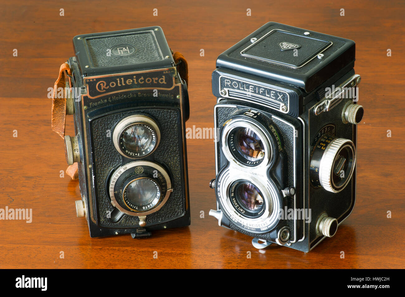 Vintage Sammler paar Bioptical Rolleicord und Rolleiflex Kamera Stilleben auf Holztisch Stockfoto