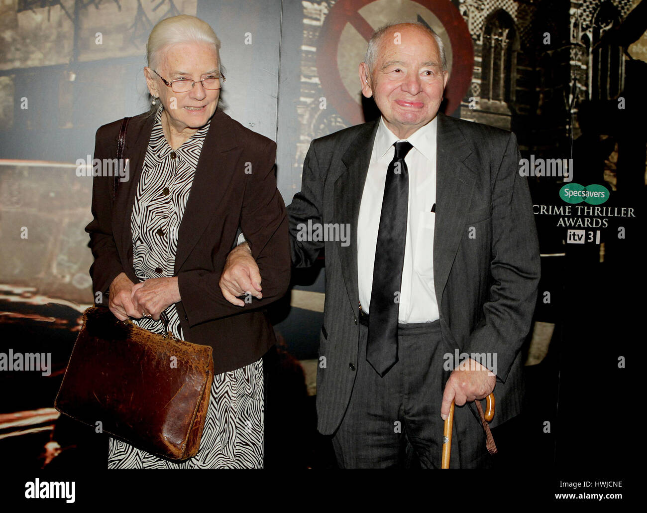 Datei Foto datiert 18.10.12 von Colin Dexter mit seiner Frau Dorothy. Dexter, der Autor der Serie Inspector Morse, gestorben in seinem Haus in Oxford heute Morgen seinen Verlag Macmillan gesagt hat. Stockfoto