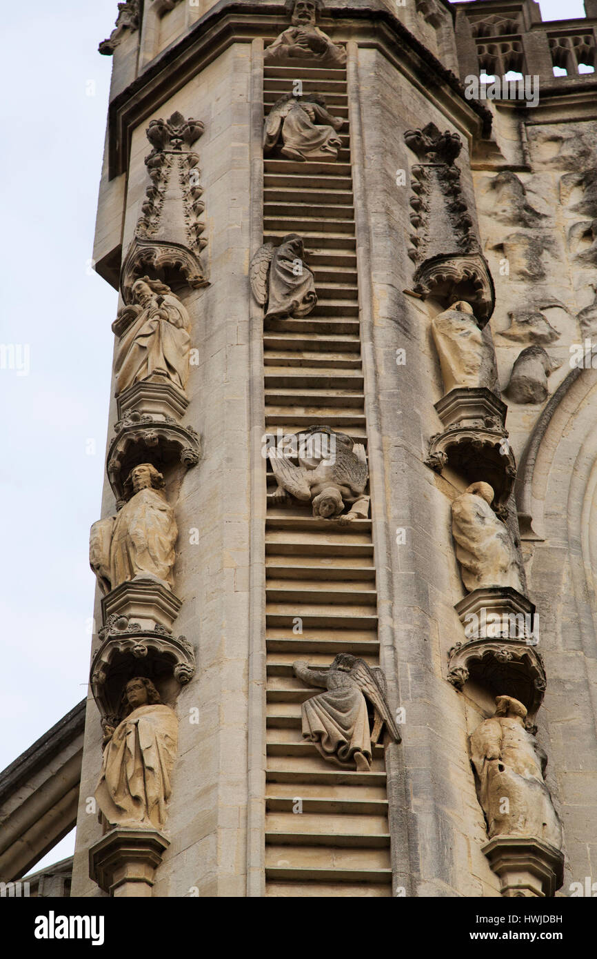 Die Jakobsleiter auf der Westfassade, die Westfassade des Bath Abbey in Bath, England. Stockfoto