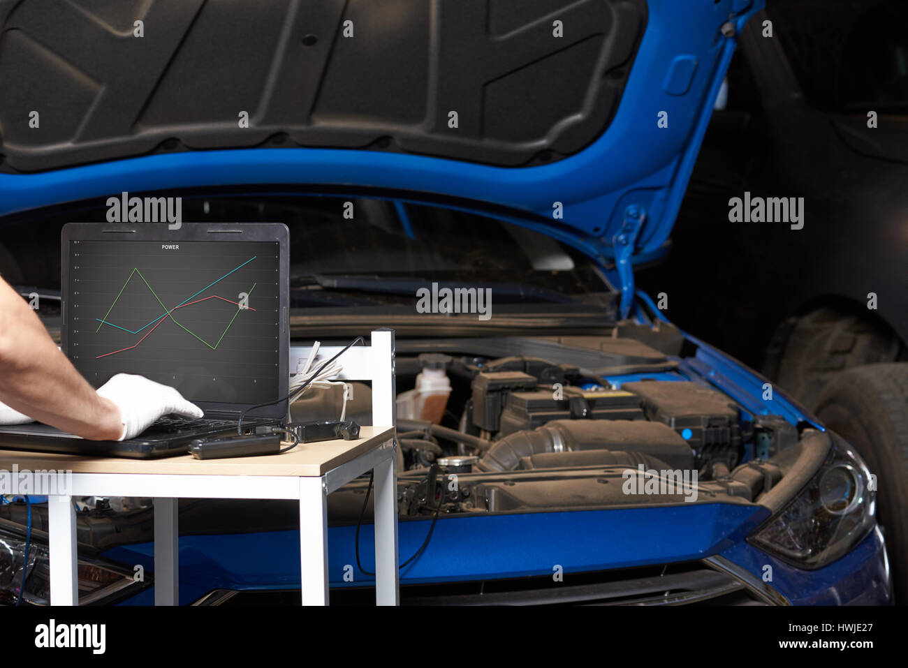 Mechanische Tests Automotor mit Laptop-Anwendung. Inspektion-Elektro-Fahrzeug Stockfoto