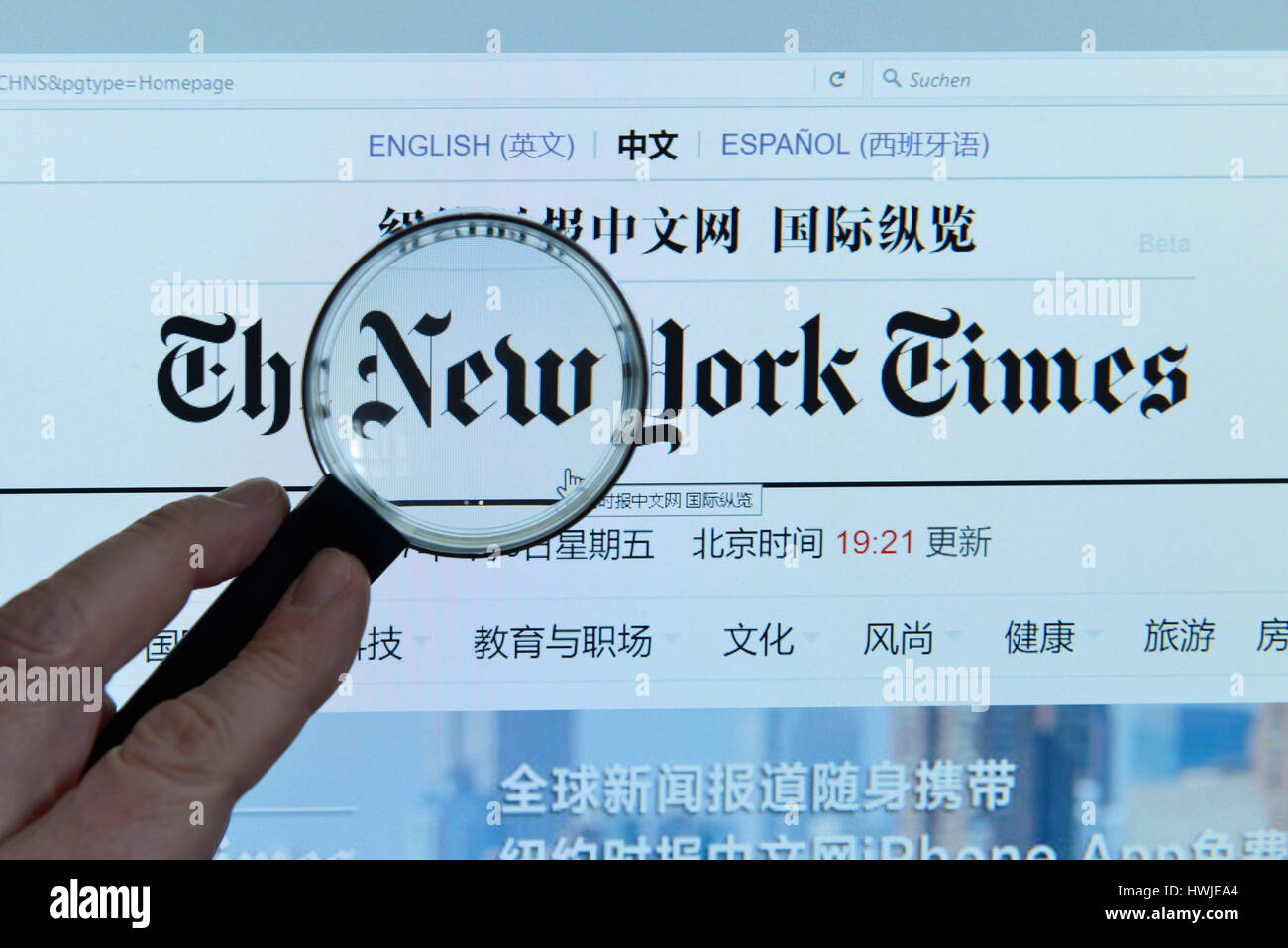 Die New York Times, Internet, Monitor, Hand, Lupe Stockfoto