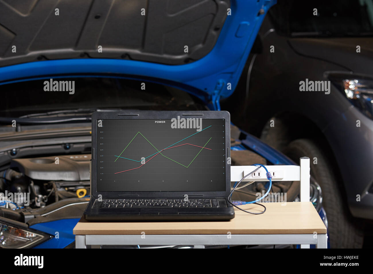 Modernen Automotor mit Laptop und Tools zu überprüfen. Moderne Fahrzeug-service Stockfoto