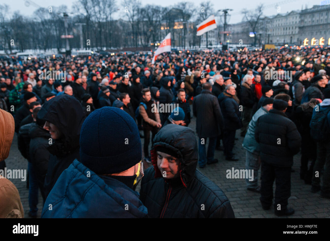 Polizisten in Zivil sind unter den Demonstranten. Belarussischen Volkes Teilnahme an den Protesten gegen das Dekret 3 von Lukashenko Stockfoto