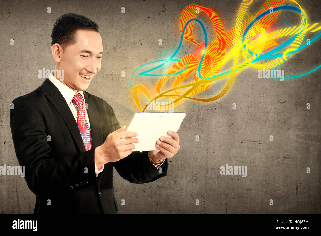 Geschäftsmann mit Tablette mit der Lichtstrahl aus dem Gerät Stockfoto