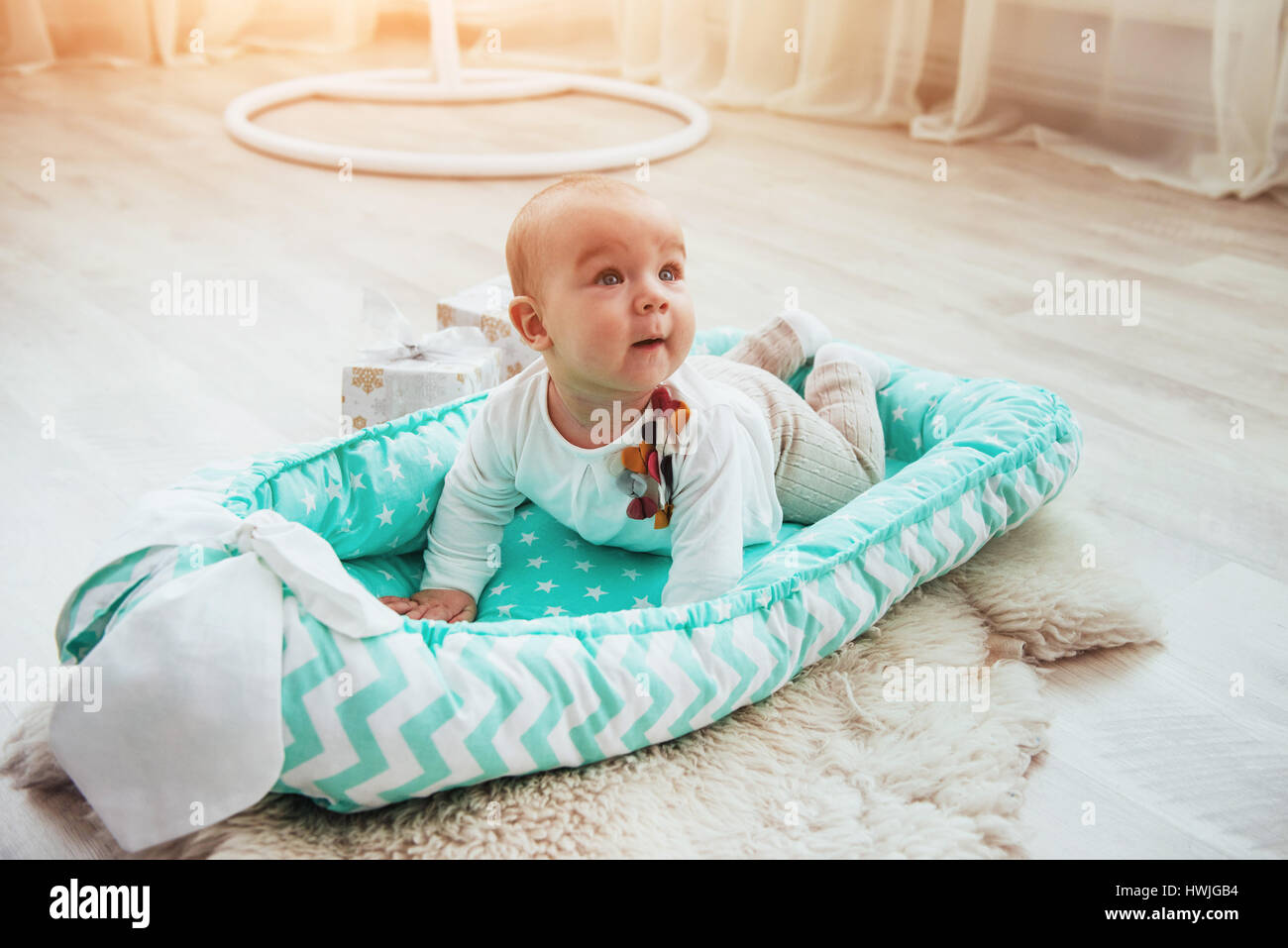 6 Monate schöne Mädchen im Bett. In guten Lichtstudio. Stockfoto