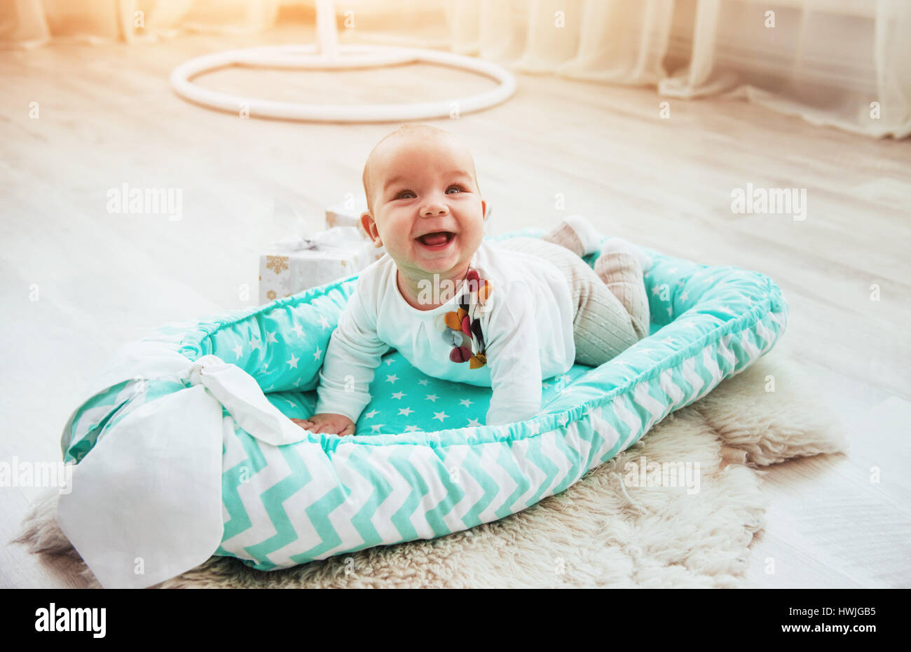 6 Monate schöne Mädchen im Bett. In guten Lichtstudio. Stockfoto