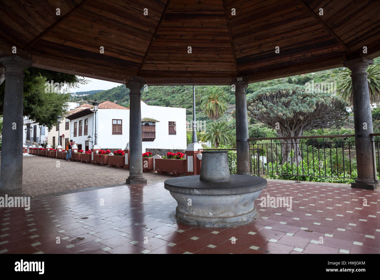 ICOD DE LOS VINOS, Teneriffa, Spanien - ca. Januar 2016: Bereich der Iglesia Mayor de San Marcos Kirche Wich als Plattform dient zum Anzeigen von Drachenbaum. DRA Stockfoto