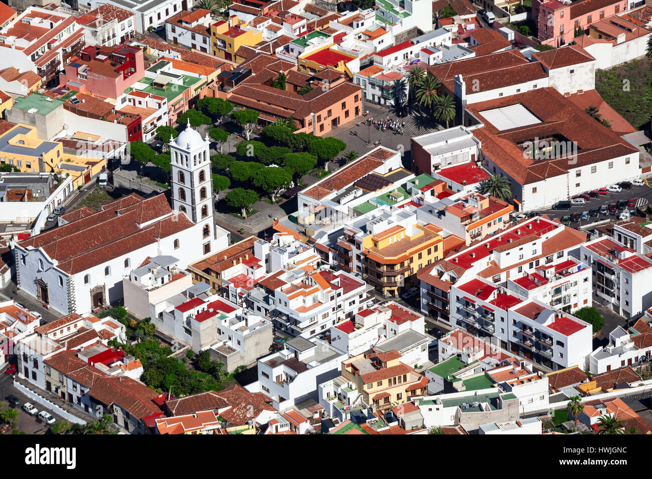Die Dächer der Gebäude der historischen Stadt Garachico. Glockenturm der Kirche der Heiligen Anna (Iglesia de Santa Ana). Die Garachico ist eine alte Stadt auf Stockfoto