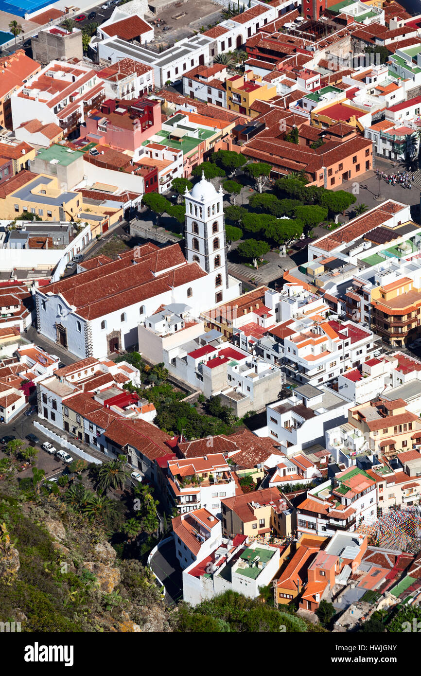 Engen Gassen der historischen Stadt Garachico. Glockenturm der Kirche der Heiligen Anna (Iglesia de Santa Ana). Die Garachico ist eine alte Stadt auf der Stockfoto