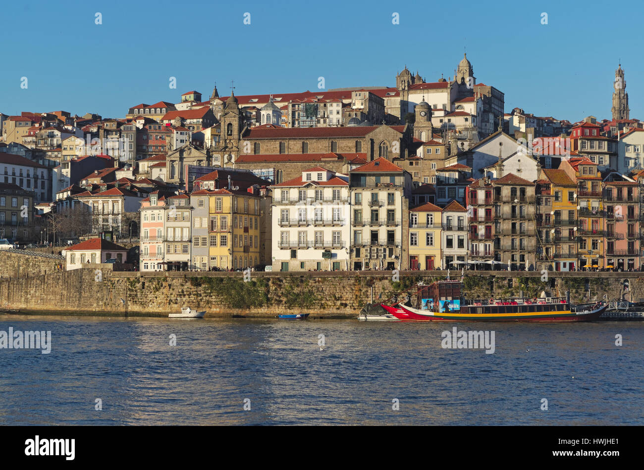 Blick auf Porto Stadt in der Nähe des Flusses Douro während der späten Nachmittag in Portugal Stockfoto