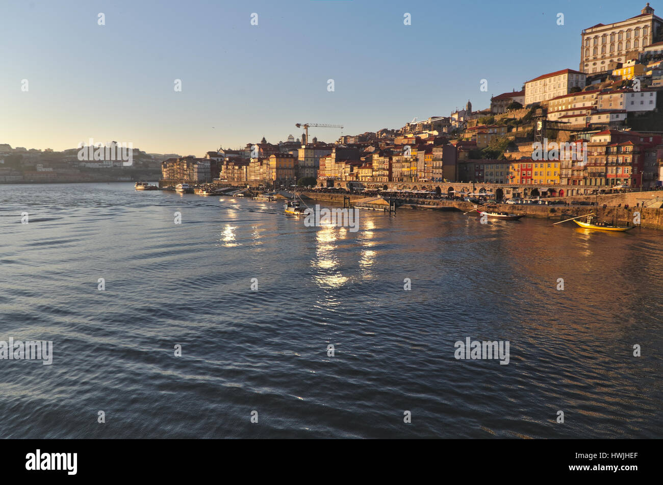 Blick auf Porto Stadt in der Nähe des Flusses Douro während der späten Nachmittag in Portugal Stockfoto